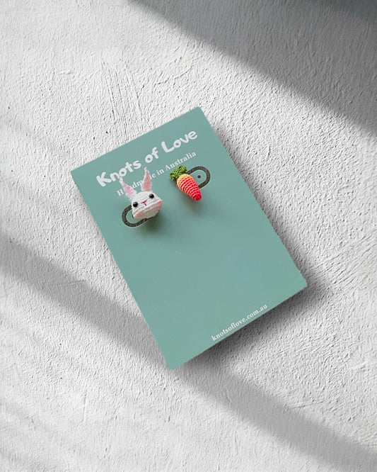 RABBIT STUD EARRINGS (CARROT)