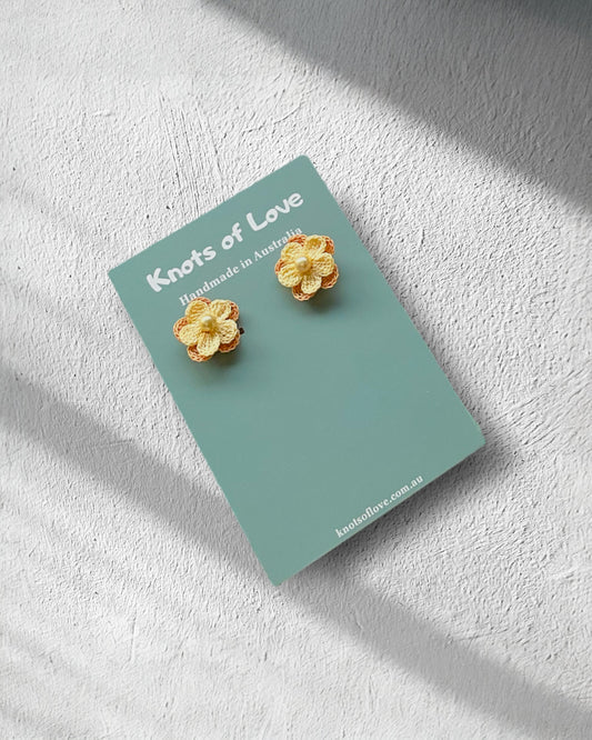 LITTLE FLOWER STUD EARRINGS - CINNAMON